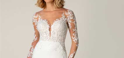 لباس عروس بلند آستین‌دار با یقه بلند و طرح دانتل