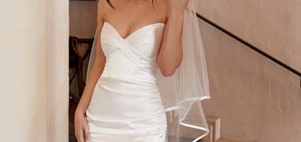 لباس عروس ستونی بدون بند با یقه قلب و پارچه شارمز لوکس